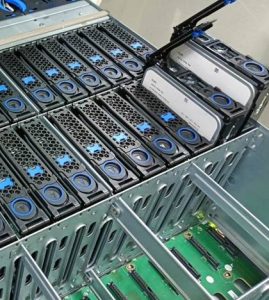 サーバーの振動が機械駆動式HDDのパフォーマンスに与える影響